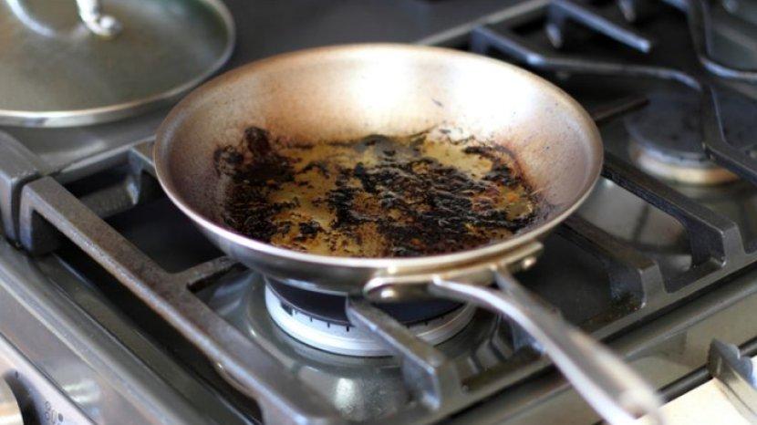 5 Bahan Alami untuk Membersihkan Kerak Gosong pada Alat Masak, Salah Satunya Saus Tomat