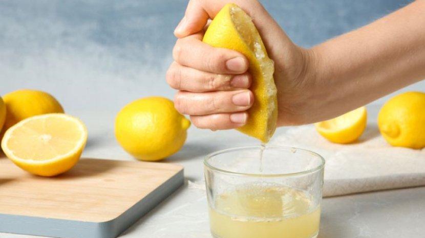 ilustrasi-perasan-air-lemon-untuk-bantu-bersihkan-pakaian.jpg