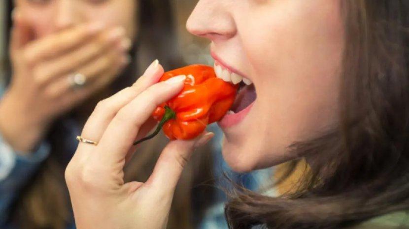ilustrasi-perempuan-makan-cabai.jpg