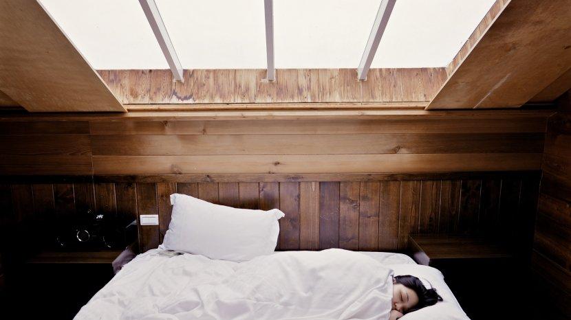 Tak Hanya Baik untuk Anak Kecil, Ini 5 Manfaat Rutin Tidur Siang Sejenak bagi Orang Dewasa