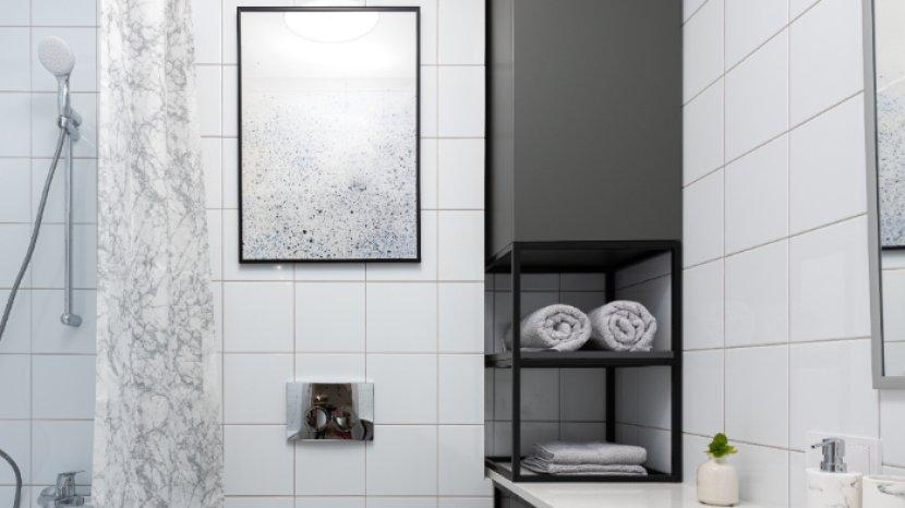 5 Rekomendasi Rak Sudut untuk Kamar Mandi Mungil