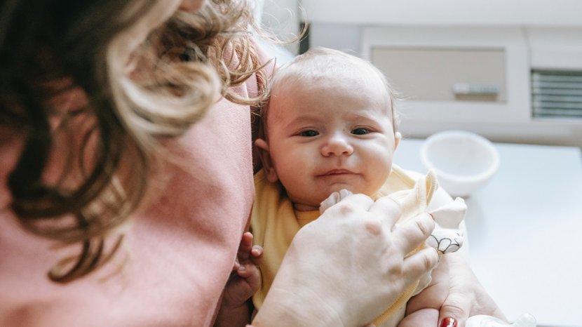 5 Cara Alami Atasi Ruam Susu Akibat ASI Terkena Kulit Si Kecil