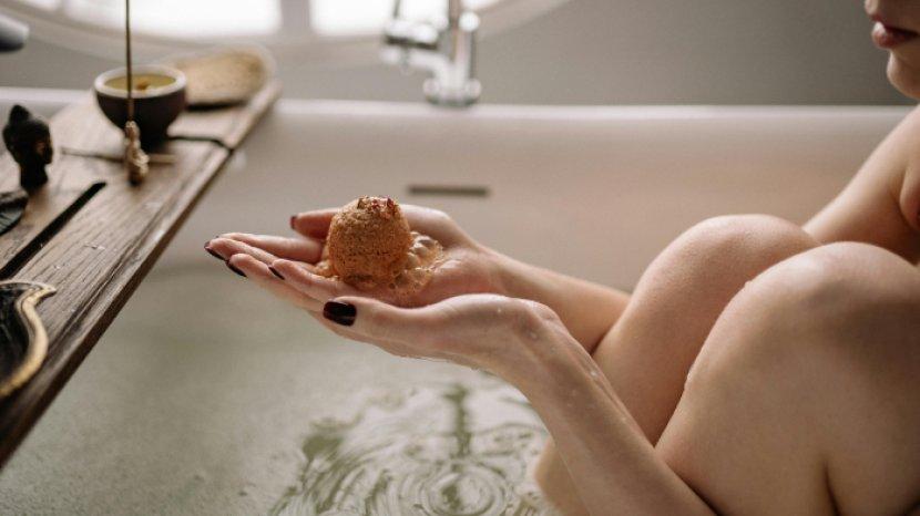 7 Rekomendasi Bath Bomb untuk Mandi Berendam, Wanginya Bikin Rileks