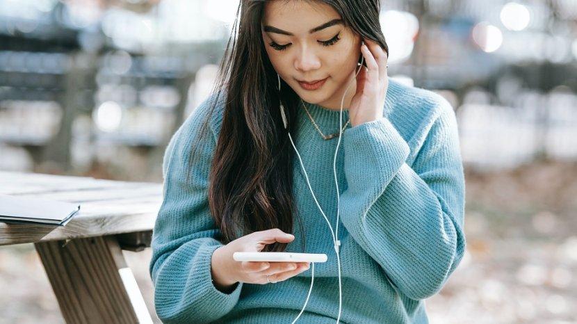 ilustrasi-seorang-wanita-menggunakan-earphone-untuk-mendengarkan-musik.jpg