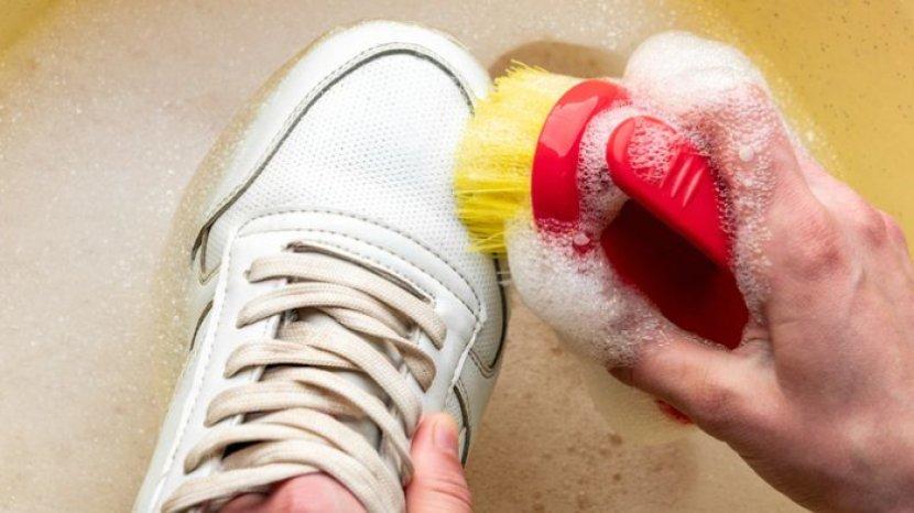 5 Tips Membersihkan Sepatu Putih yang Menguning, Lebih Kece Tanpa Beli Baru