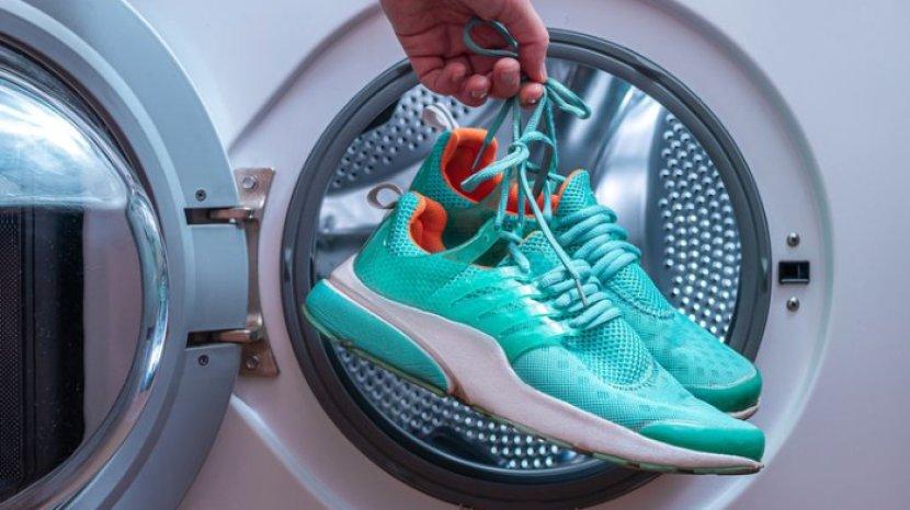 10 Cara Mengatasi Bau Sepatu Pakai Cara Alami, Lebih Hemat dan Efektif
