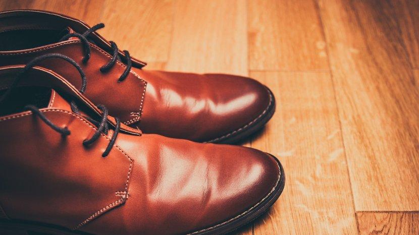 3 Sepatu Boots Kulit yang Cocok Dipakai Saat Hujan