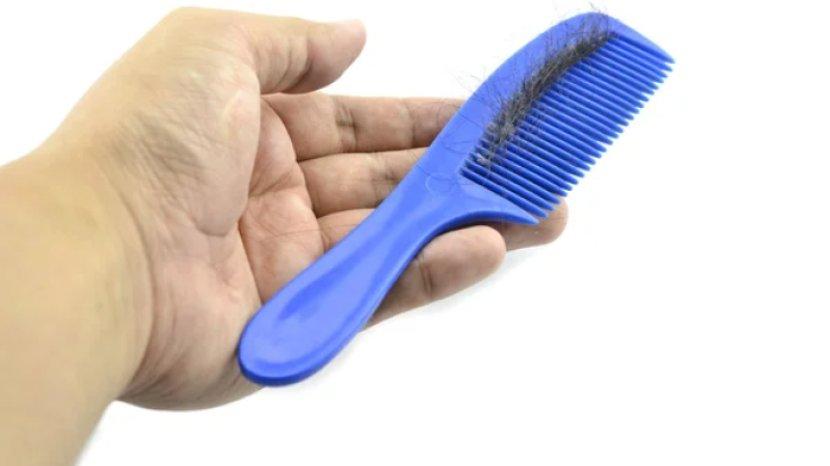 Tips Membersihkan Sisir yang Penuh Kerak, Tiap Jenis Butuh Cara yang Berbeda Loh!