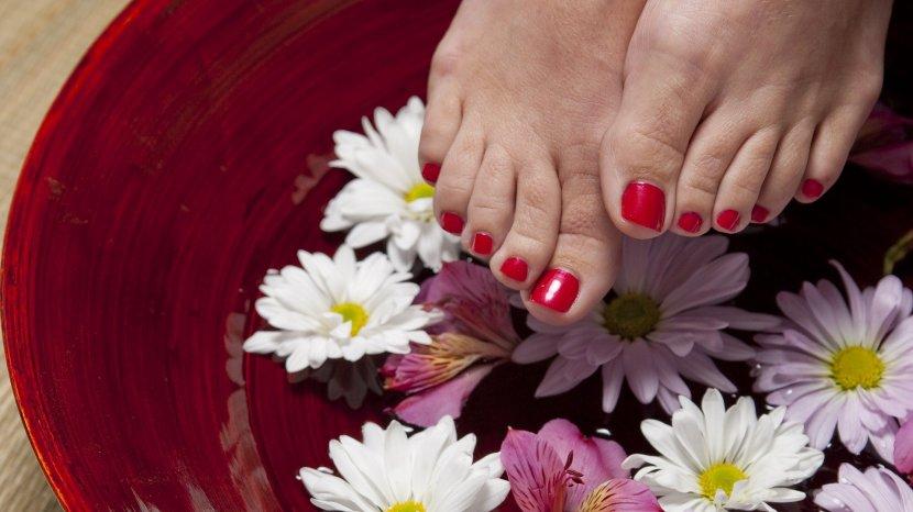 Ingin Mewarnai Kuku Kaki dengan Kuteks? Coba Pakai 5 Pilihan Warna Ini