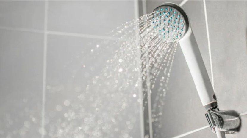 5 Cara Mengatasi Tekanan Air Shower Kecil Tanpa Harus Pasang Pompa Booster