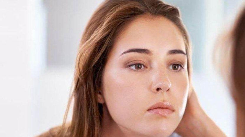 8 Cara Mengurangi Minyak Berlebih pada Wajah, Pelembab dan Sunscreen Itu Perlu Lho