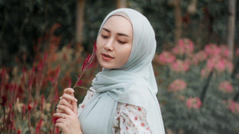 Tips dan Trik Bikin Soft Makeup yang Awet Seharian, Cocok untuk Momen Lebaran