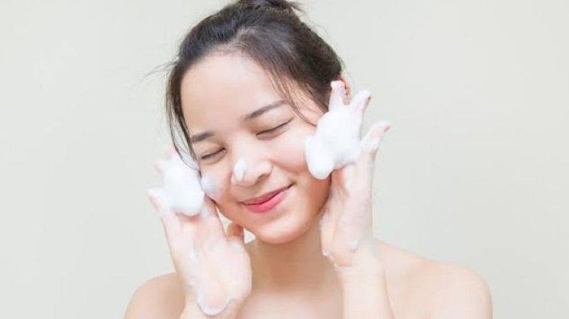 5 Varian Face Wash Wardah untuk Tipe Kulit Berminyak dan Jerawatan, Pilihan Tepat untuk Acne Fighter
