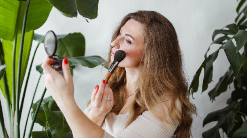5 Rekomendasi Blush On dengan Warna Pink, Wajah Dijamin Bebas Pucat