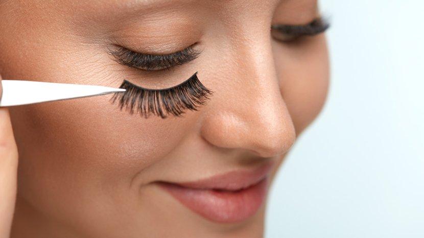 Tips Mudah Cara Memasang Bulu Mata Palsu, Anti Gagal Bagi Pemula