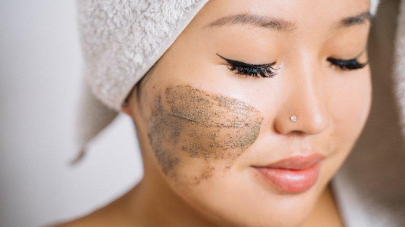 5 Rekomendasi Face Scrub yang Ampuh Angkat Sel Kulit Mati pada Wajah, Bikin Mulus dan Cerah