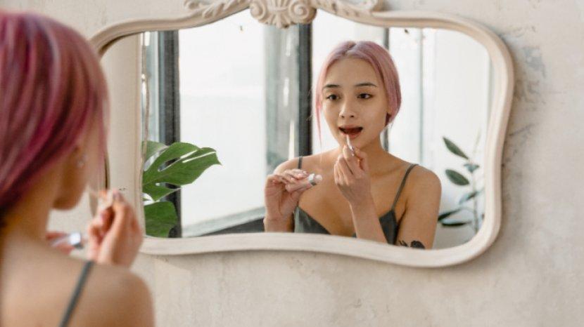 Cara Membuat Ombre Lips Anti Menor, Salah Satunya Gunakan Lip Gloss