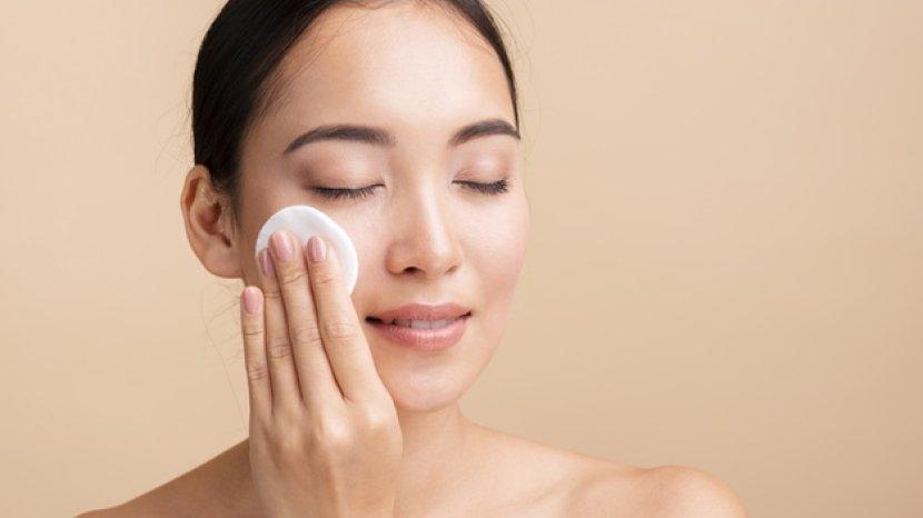 5 Rekomendasi Exfoliating Peeling Gel, Efektif Mengangkat Kulit Mati dengan Maksimal