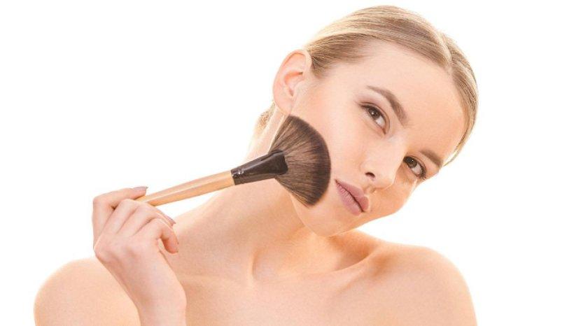 ilustrasi-wanita-menggunakan-makeup-brush-khusus-untuk-pemula.jpg