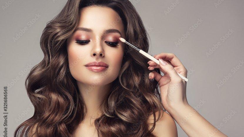 5 Rekomendasi Eyeshadow Palette untuk Mempercantik Riasan saat Hari Natal