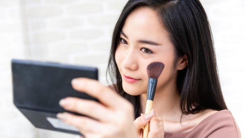 5 Rekomendasi Foundation untuk Travelling, Kemasan Mungil Tidak Memakan Banyak Tempat