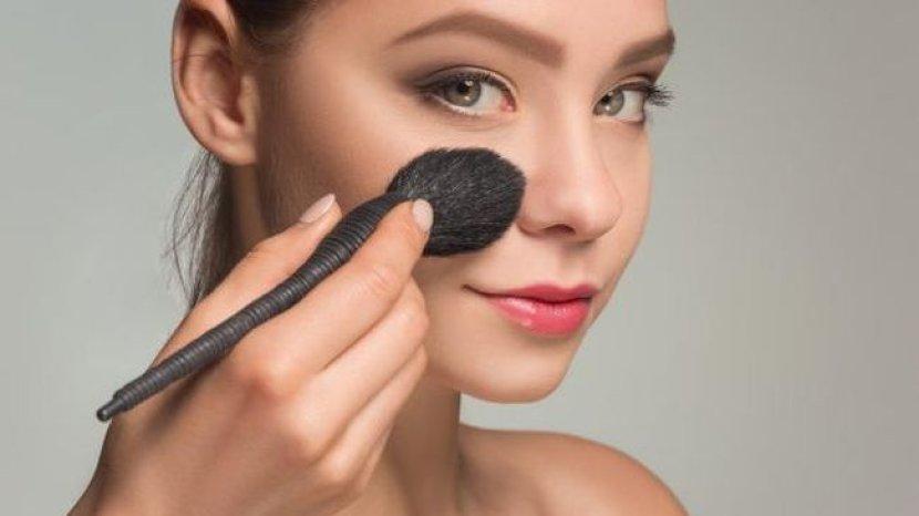 Tips Tampil Cantik dan Tidak Berlebihan Saat Natal, Salah Satunya Gunakan Makeup Tipis