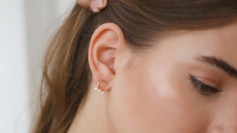 Tips Mengatasi Lubang Anting yang Tertutup, Cukup Pakai Baby Oil