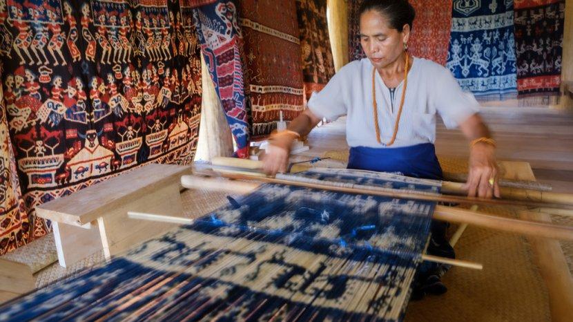 Sering Dikira Sama, Ternyata Ini Perbedaan Kain Tenun dan Songket Asli Indonesia