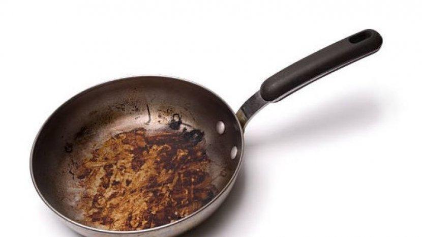 5 Tips Membersihkan Kerak di Permukaan Teflon, Bisa Direndam Pakai Garam