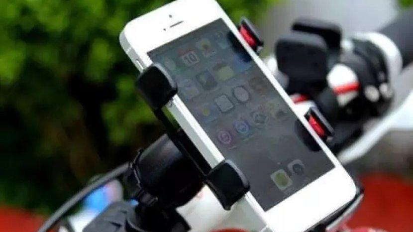 5 Aksesoris Smartphone Permudah Driver Ojol saat di Jalan