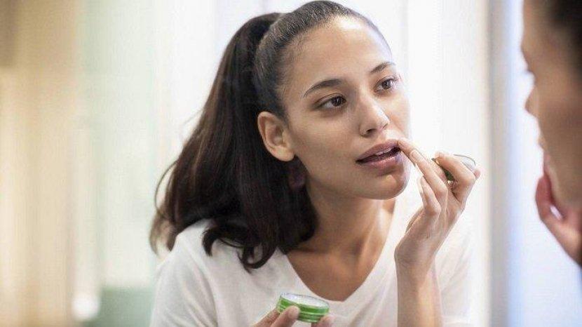 Bibir Kering karena Lipstik? Coba Rawat dengan 4 Pilihan Produk Lip Care dari Emina
