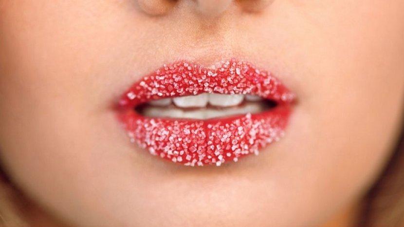 7 Rekomendasi Lip Scrub Terbaik untuk Bibir Tampil Cantik Tanpa Lipstik
