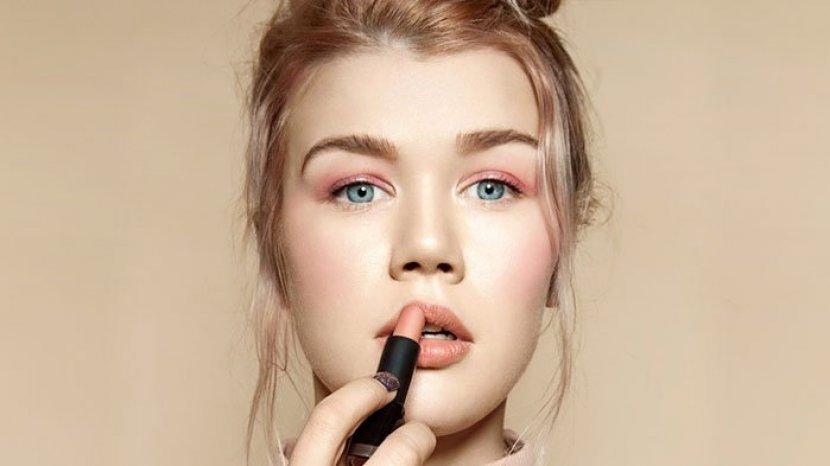 4 Lipstik Collection Cosmetics yang Mengandung Moisturizer, Cocok untuk Bibir Kering