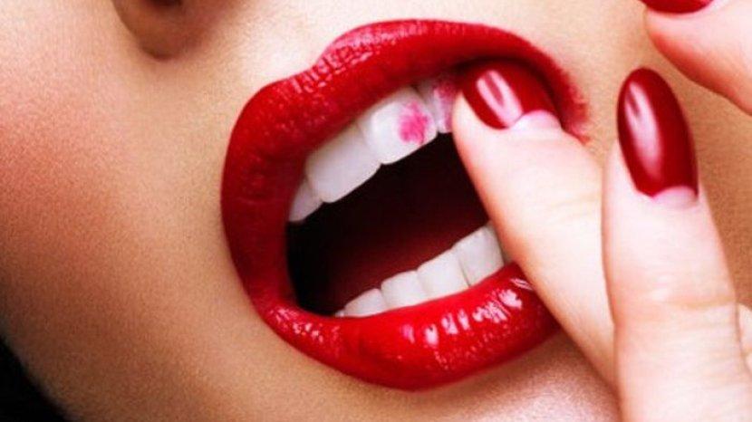 Lipstik Nempel di Gigi Bisa Bikin Malu, Ini 7 Tips Penting Mencegahnya Terjadi