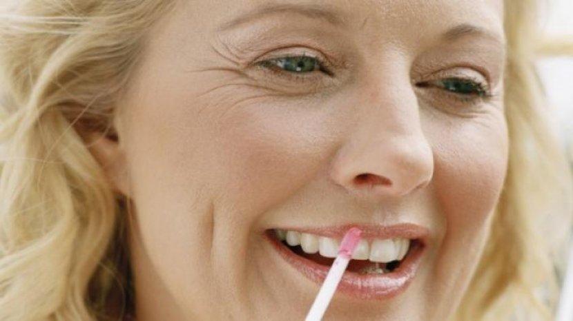 Ladies, Ini Dia Cara Memilih Lipstik untuk Kamu yang Berusia 40-an