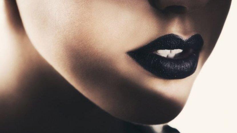 Tutorial Tampil Mencolok dengan Lipstik Berwarna Hitam untuk Halloween Pary