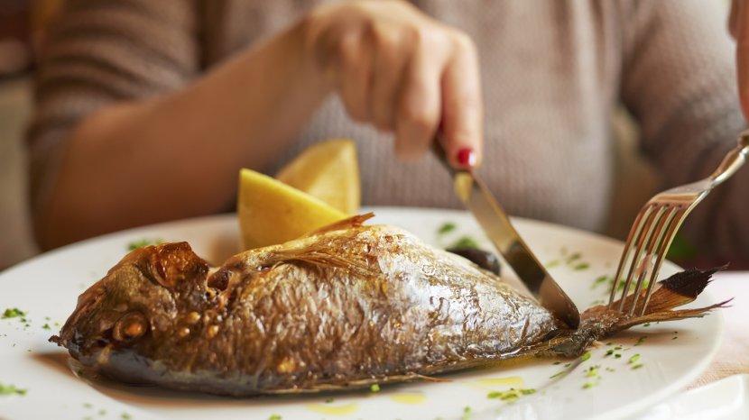 Jangan Panik, Ini Cara Mengatasi Duri Ikan yang Nyangkut Tenggorokan