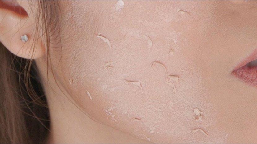 5 Penyebab Riasan Menggumpal dan Mengelupas, Apakah Make Up Bisa Diperbaiki?