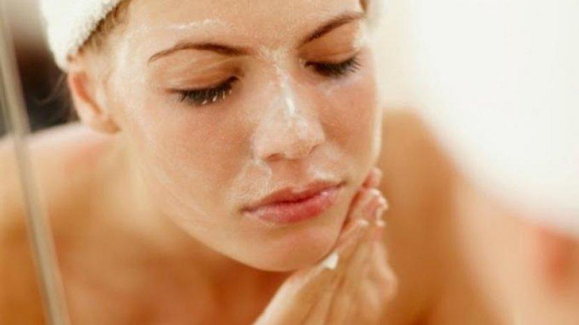 6 Rekomendasi Facial Wash Produk Lokal Terbaik yang Bisa Jadi Pilihanmu, Salah Satunya dari Emina
