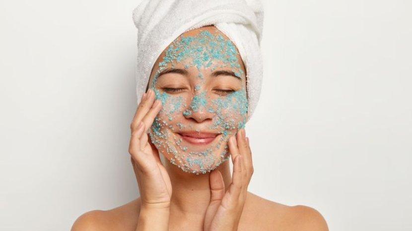 8 Manfaat Rutin Eksfoliasi Kulit Wajah, Hempas Pori Tersumbat hingga Bikin Make Up Lebih Nempel