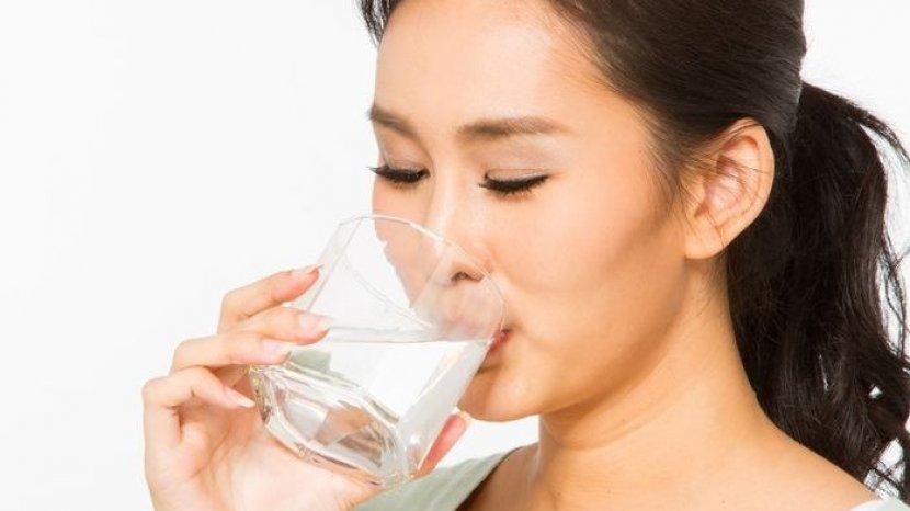 7 Bahaya Kesehatan yang Akan Mengintaimu jika Jarang Minum Air Putih