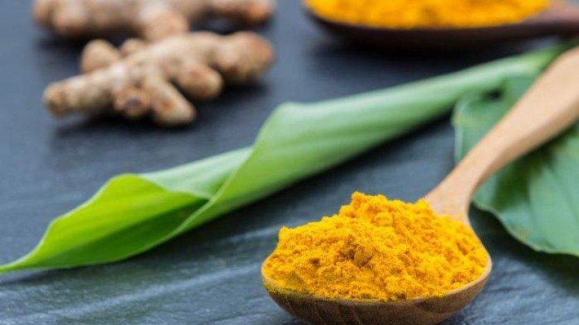 Tak Punya Daun Inai, Gunakan Kunyit Sebagai Alternatif Lain untuk Membuat Henna Kuteks Alami