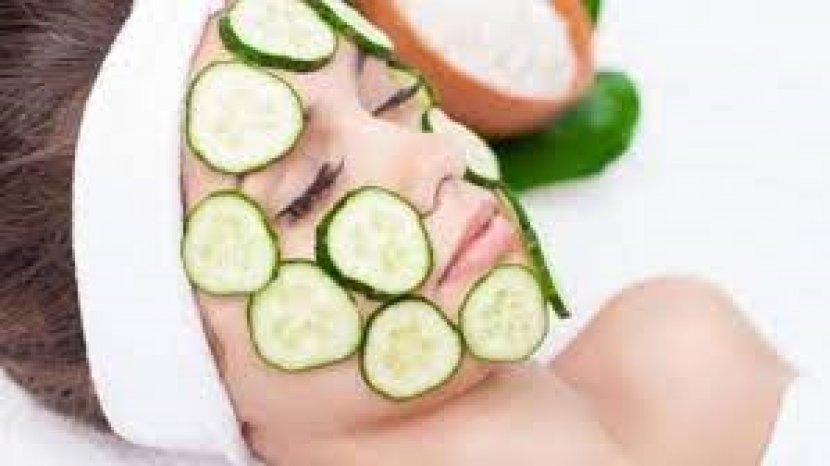 Simak Tips Menggunakan Masker Mentimun Ala Youtuber Cantik Julita Chen