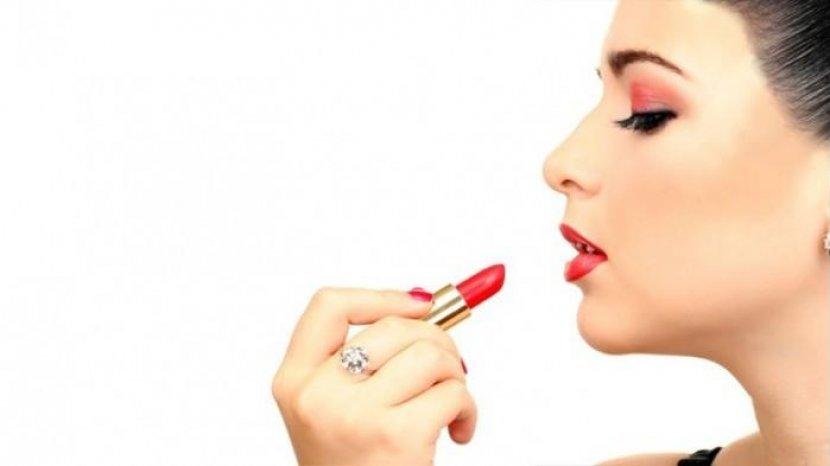 Mulai Sekarang Hentikan Mencoba Lipstik di Toko Kosmetik, Ini Alasannya