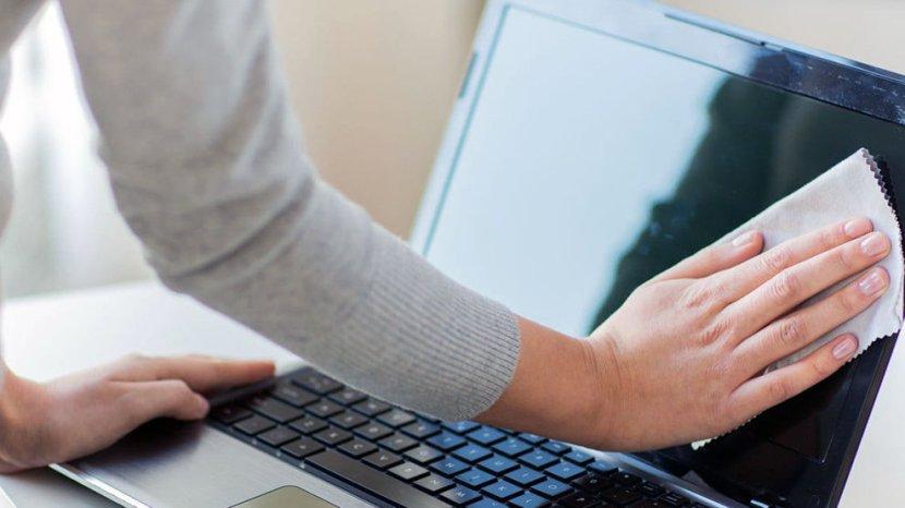 5 Tips Praktis Bersihkan Layar Laptop dari Debu dan Kotoran Agar Tetap Kinclong