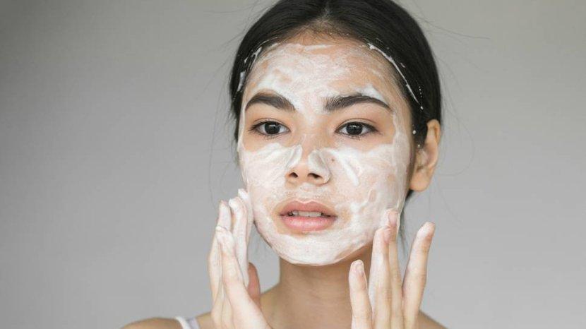 7 Bahaya Kebiasaan Mencuci Wajah dengan Sabun Mandi, Salah Satunya Bisa Bikin Kulit Cepat Tua