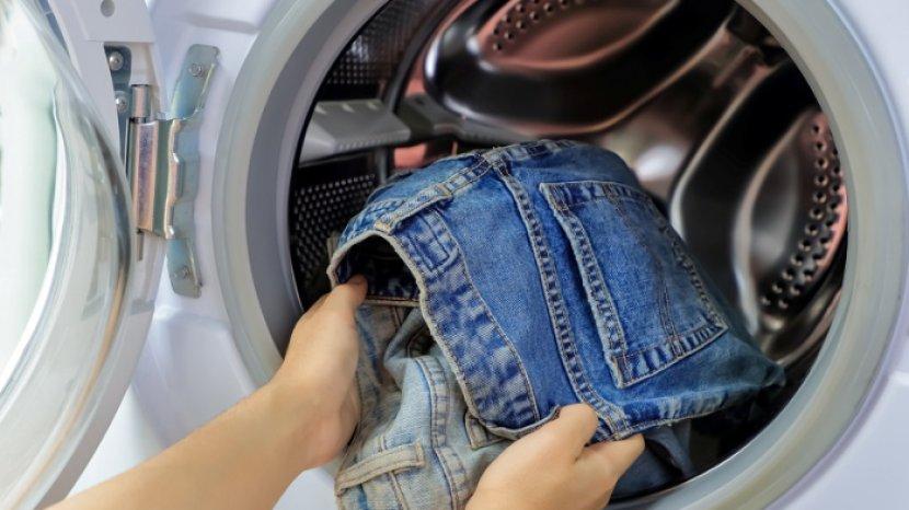 5 Tips Merawat Jeans Supaya Gak Gampang Pudar, Tidak Perlu Repot ke Jasa Naptol