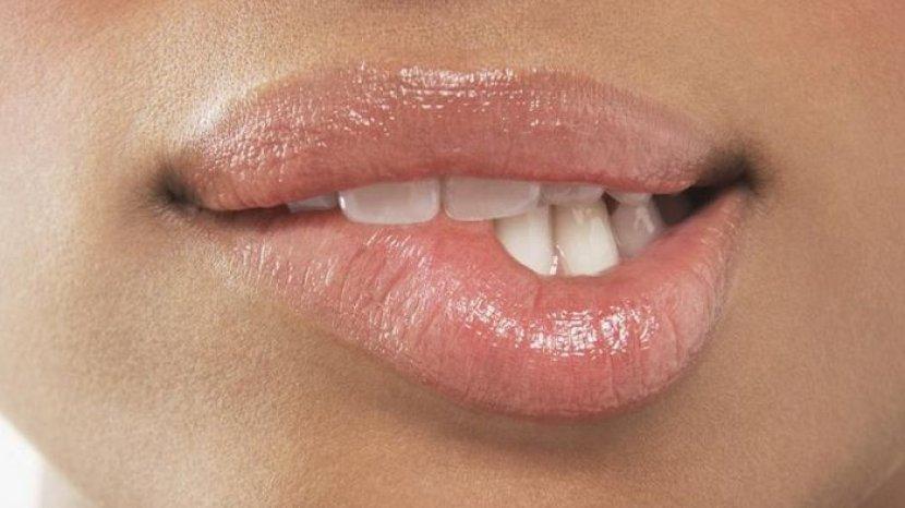menggigit-bibir.jpg