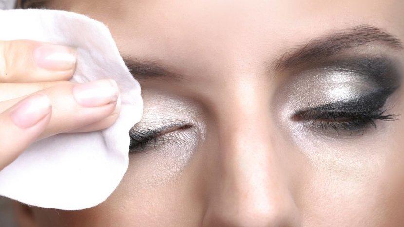 Tips Membersihkan Maskara Waterproof yang Benar, Salah Satunya Menggunakan Cotton Bud