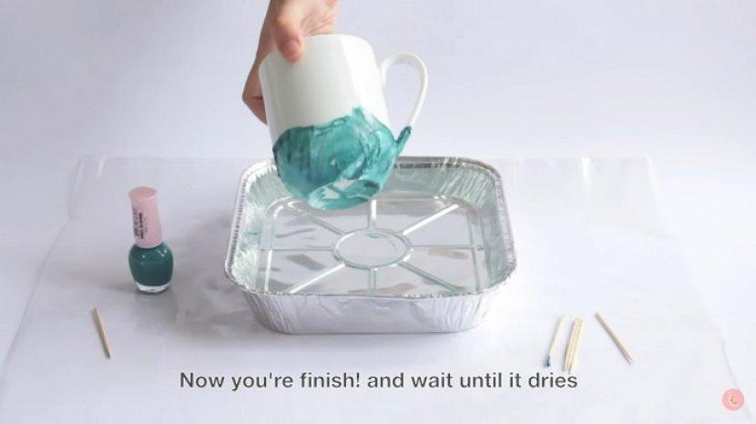 Ingin Mug Polosmu Terlihat Menarik? Coba Hias dengan Kuteks